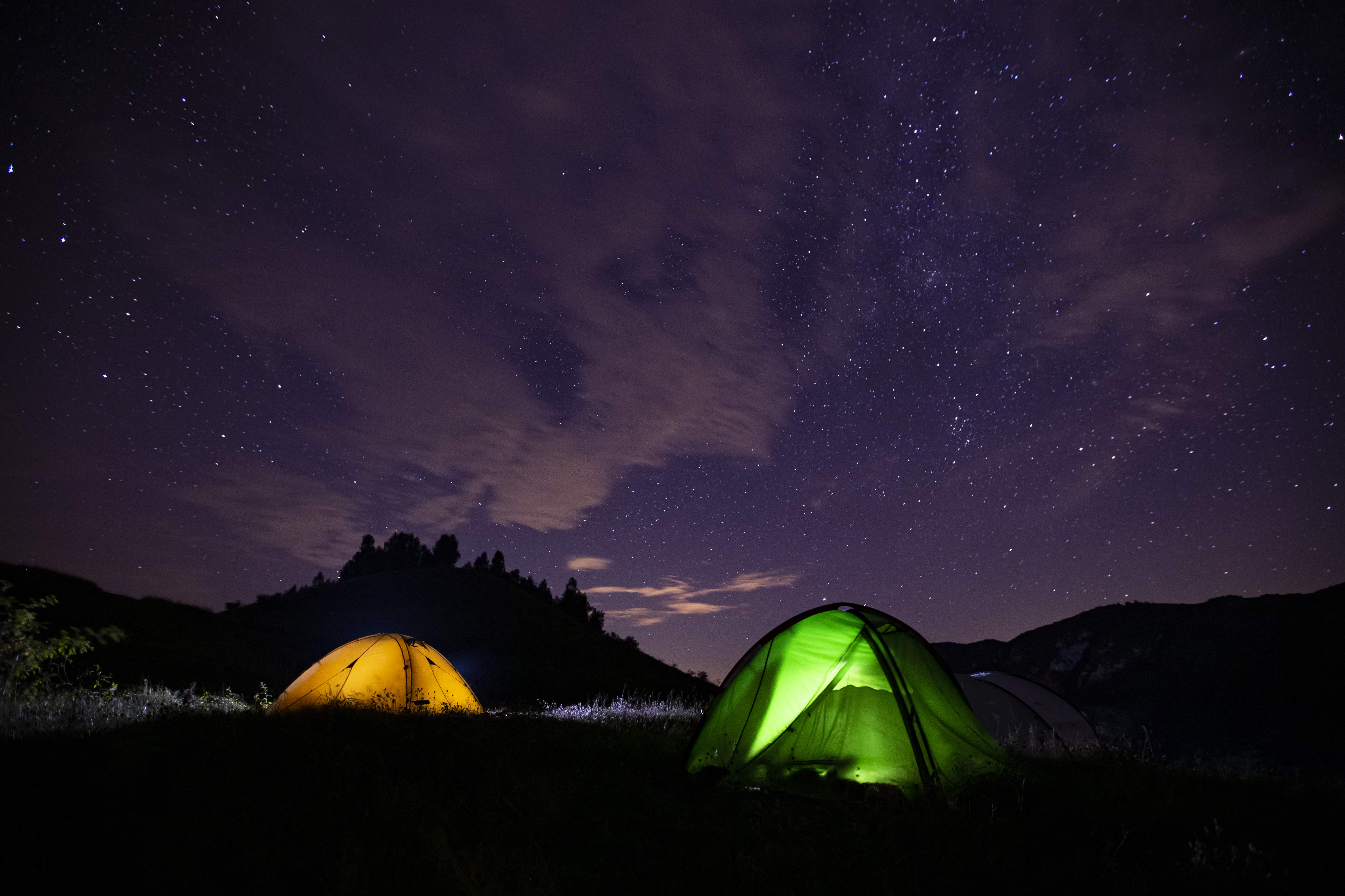 満天の星空とテントが並ぶキャンプサイト